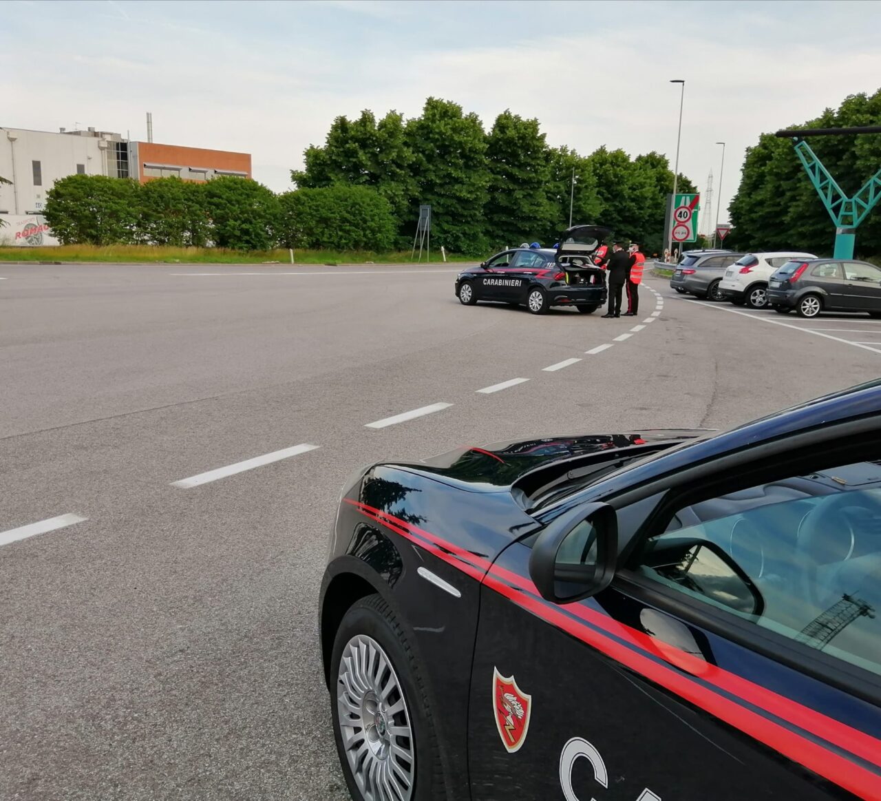 Evade dai domiciliari per andare in giro con gli amici ma il papà lo fa arrestare
