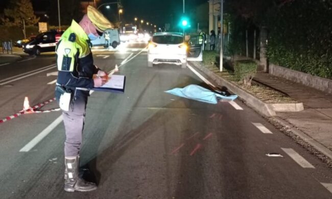 Attraversa la strada e viene investito: morto 40enne