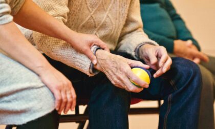 Pensionato 81enne vuole sposare la badante 39enne: i figli si oppongono e bloccano le nozze