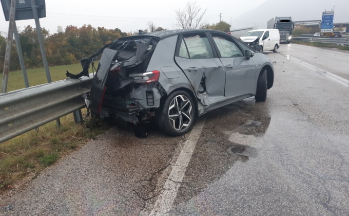 Il tamponamento provoca una spaventosa carambola: in due finiscono al Pronto soccorso