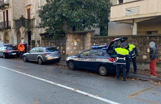 Sgombero in un edificio in via Bonollo: denunciati quattro occupanti abusivi