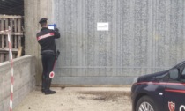 Lite tra due fratelli, i Carabinieri intervengono e trovano due bombe nascoste nel capannone
