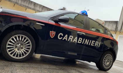 Subisce un furto, chiede aiuto ai Carabinieri poi estrae un coltello per farsi giustizia da solo: 21enne fermato