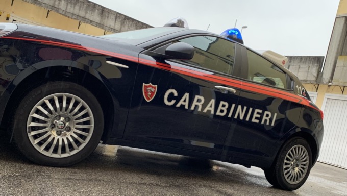 Banditi della Dodge Caliber scovati a Romano d’Ezzelino, abbandonano l’auto in un campo e fuggono a piedi