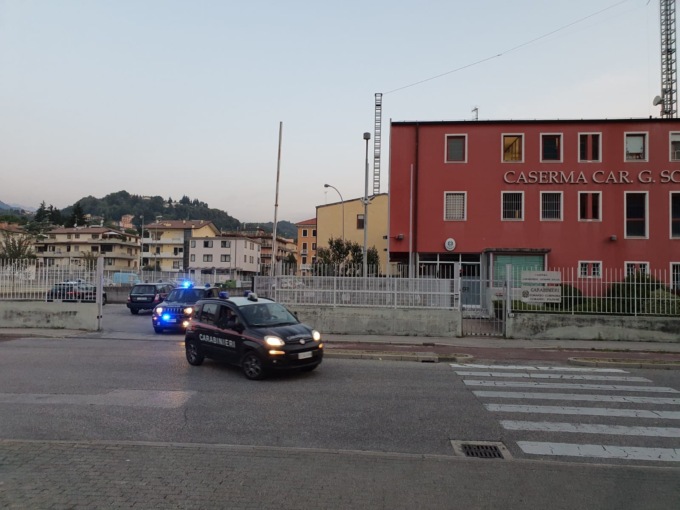 Violenze e maltrattamenti nei confronti della mamma: 34enne viola divieto di avvicinamento, arrestato