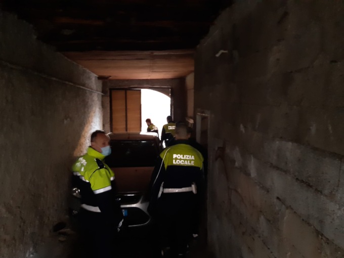 Rifiuta di fare il tampone, non può essere espulso e torna ad occupare la casa. Orsi: “ È una vergogna”