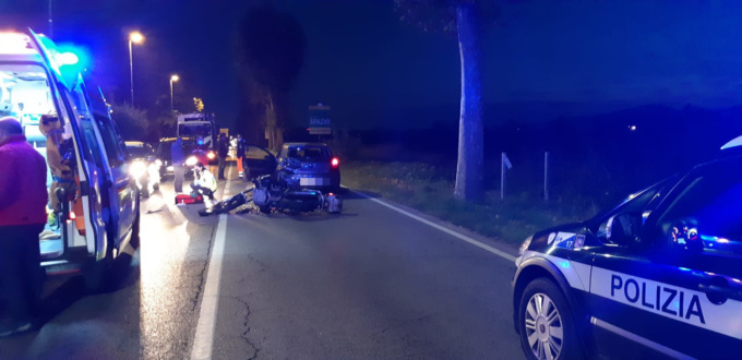 Scontro tra un’auto e una moto: feriti i due conducenti