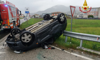 Perde il controllo dell'auto che si capovolge: mamma e figlio feriti