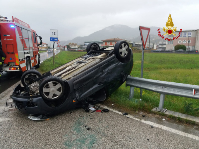 Perde il controllo dell’auto che si capovolge: mamma e figlio feriti