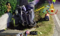 Perde il controllo dell'auto che finisce nel fossato: feriti due giovani