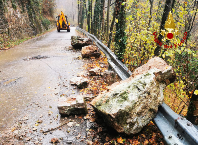 Grossi massi sulla carreggiata a Crespadoro: strada chiusa