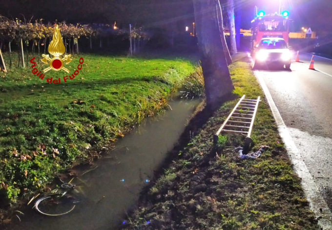 Travolto da un’auto pirata mentre va al lavoro in bici: 43enne finisce nel canale (e poi in ospedale)