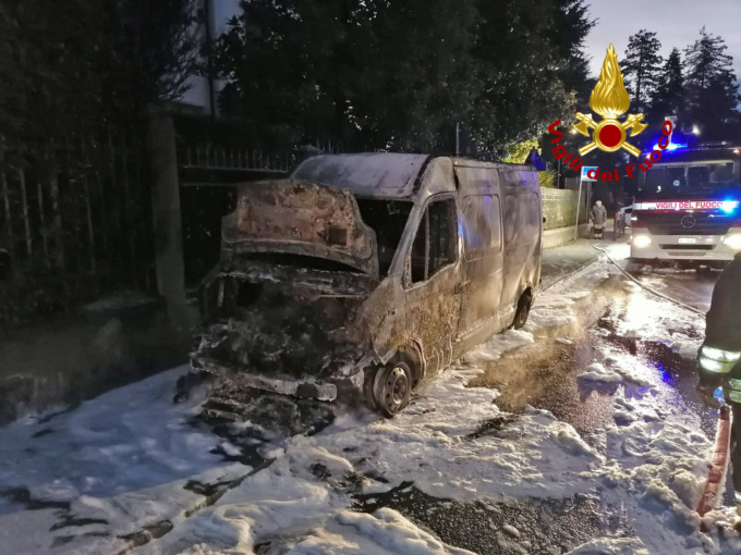 Tragedia sfiorata a Sarcedo: scende e dopo qualche istante il furgone prende fuoco