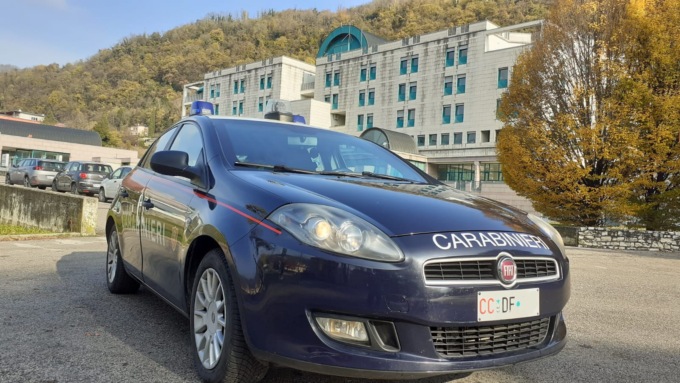 Non hanno sue notizie da giorni: i Carabinieri lo trovano riverso sul letto, corsa all’ospedale