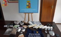 Blitz antidroga: scoperto 1 chilo di cocaina nella lavatrice, confiscati 30mila euro