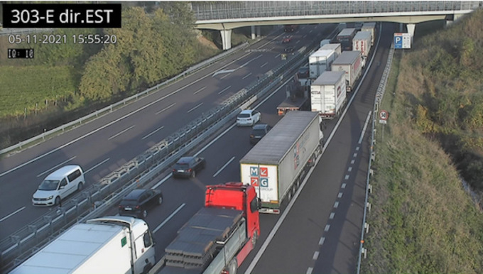 Terribile incidente sull’A4 fra più mezzi: un morto e un ferito, chilometri di coda
