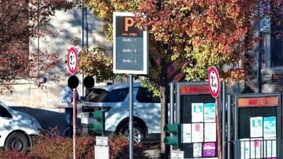 Spaccio immortalato dalle telecamere: la pattuglia interviene, pusher si scaglia contro gli agenti