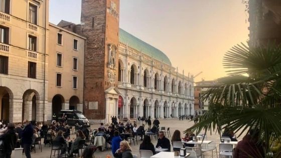 Canone per i plateatici di bar e ristoranti dimezzato per tutto il 2022