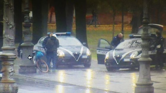Pusher incastrato dalle telecamere di videosorveglianza, ripreso mentre cede la droga