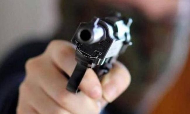 Si mette a sparare (a salve) dal terrazzo di casa e poi “confessa”: paura a Vicenza