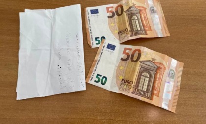 Bimba trova un foglio e due banconote da 50 euro e li consegna in municipio: si cerca il proprietario