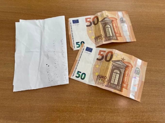 Bimba trova un foglio e due banconote da 50 euro e li consegna in municipio: si cerca il proprietario