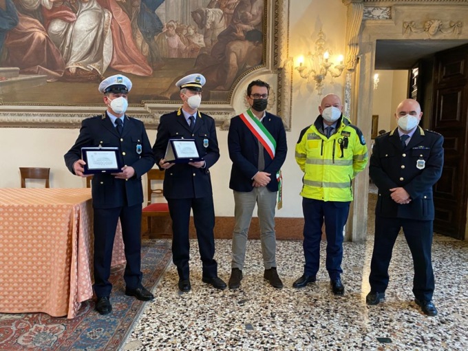 Automobilista salvato con il massaggio cardiaco, premiati gli agenti della Polizia locale