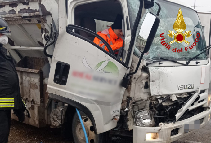 Scontro di due autocompattatori a Lonigo: un ferito