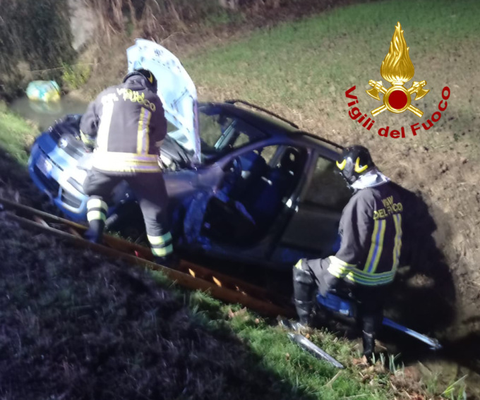 Scontro tra due auto a Sossano, una finisce nel canale di scolo: ferita una donna