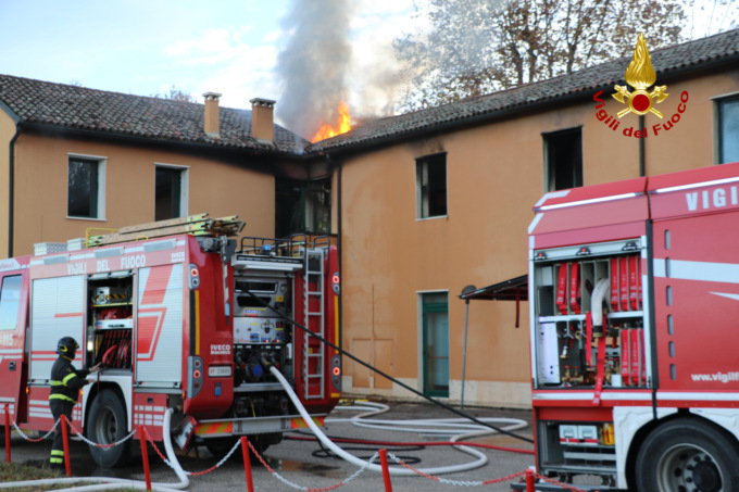 In fiamme il tetto di una palestra a Lonigo: gravi danni al primo piano