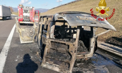 Tragedia sfiorata sull'A31: scende e poco dopo il furgoncino prende fuoco