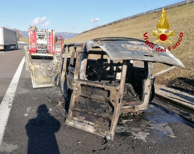 Tragedia sfiorata sull’A31: scende e poco dopo il furgoncino prende fuoco