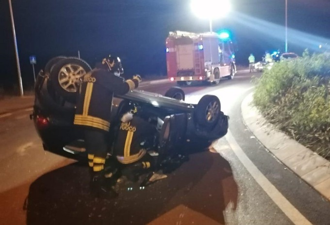 Auto ribaltata fuori strada: ferito un 20enne di Rosà