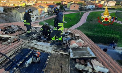 Incendio di un tetto ventilato: i pompieri riescono a limitare i danni