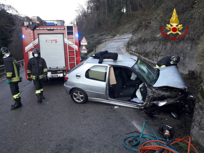 Perde il controllo dell’auto che si schianta contro un muretto: ferita la conducente