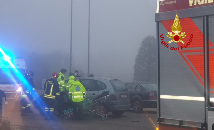 Scontro tra due auto sulla SR11: due feriti