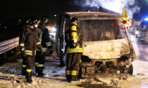 Il tamponamento provoca un incendio: le foto e il video del furgone divorato dalle fiamme