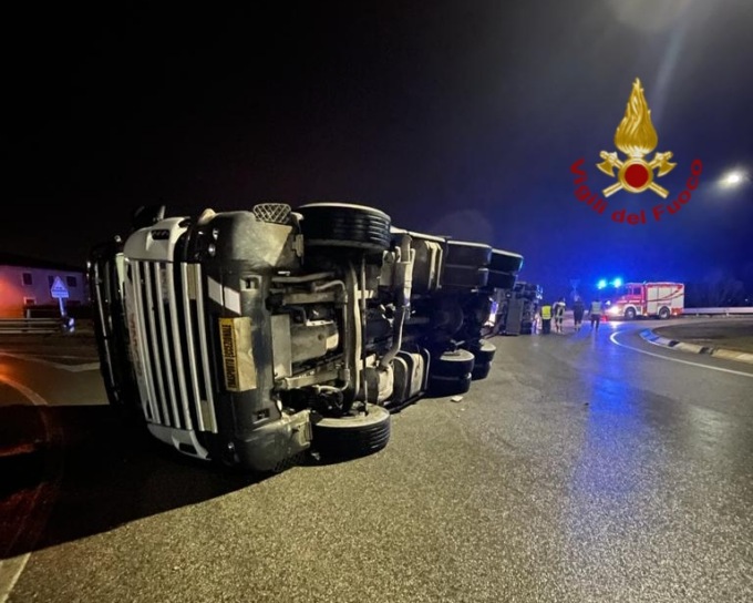 Il trasporto eccezionale si ribalta e perde le lastre di cemento: Sp8 bloccata