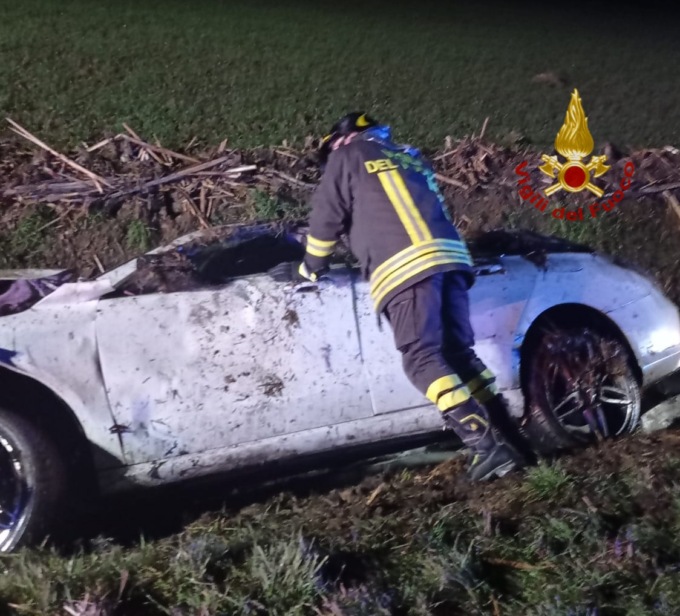Perde il controllo dell’auto e finisce fuori strada: autista estratto dalle lamiere