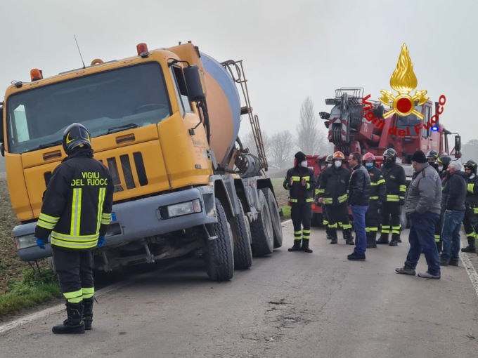 Le foto della betoniera in bilico sul ciglio della strada a Barbarano Mossano