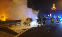 Tragedia sfiorata all'uscita del casello autostradale: scende e poco dopo l'auto prende fuoco