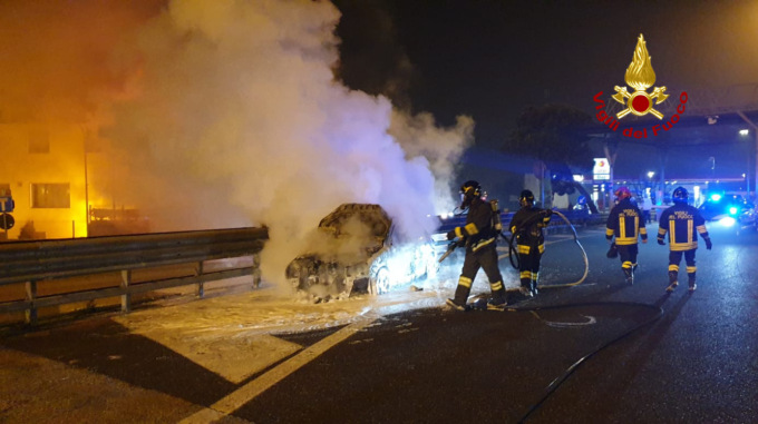 Tragedia sfiorata all’uscita del casello autostradale: scende e poco dopo l’auto prende fuoco