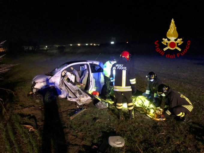 Perde il controllo dell’auto e finisce la sua corsa dopo un salto di due metri: ferita 20enne