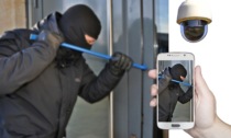 Con l’app del sistema di videosorveglianza assiste al furto in casa in diretta: in manette due uomini