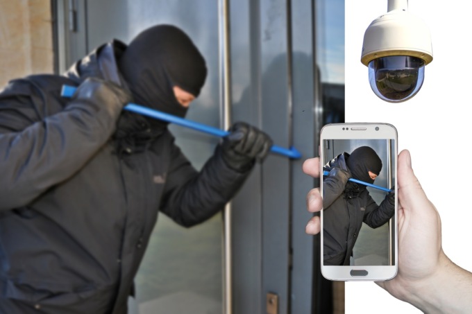 Con l’app del sistema di videosorveglianza assiste al furto in casa in diretta: in manette due uomini