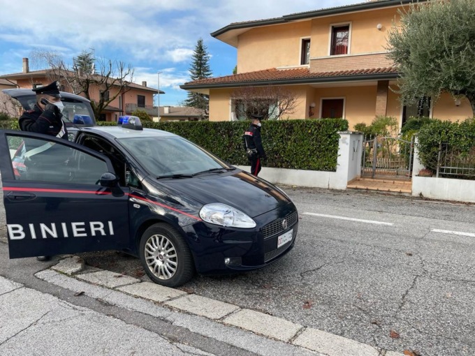 Trova il marito svenuto in cucina, rischiava di morire: salvato dai Carabinieri