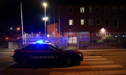 Incappucciato sfonda di notte con la mazza le vetrine di bar e supermercati della periferia di Vicenza