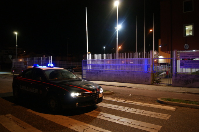 Rapina al supermercato: titolare e commessa minacciati con una pistola, presi a calci e pugni