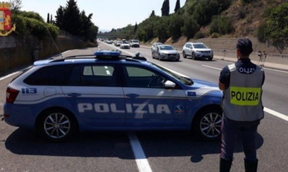 Non si fermano al posto di blocco e scatta l’inseguimento a 170 km/h in autostrada A4