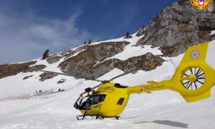 Giovani escursionisti in difficoltà tra la neve al Bivacco Campi Lussi, aiutati dal soccorso Alpino